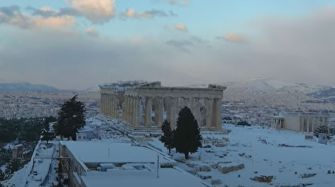 Drone πάνω από τη χιονισμένη Ακρόπολη