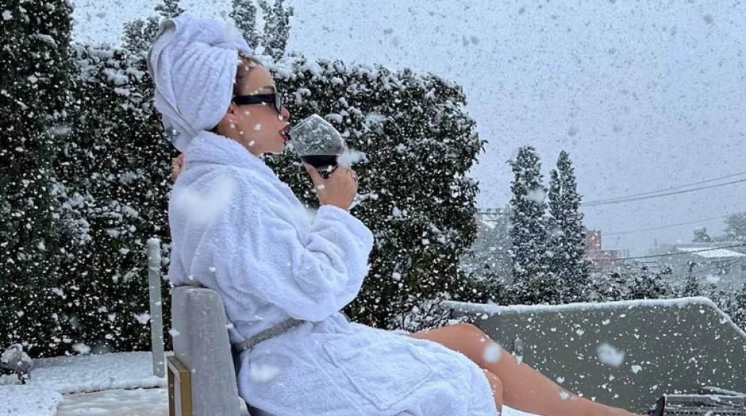 Η Ελένη Φουρέιρα ποζάρει με γόβες και μπουρνούζι στο χιόνι 