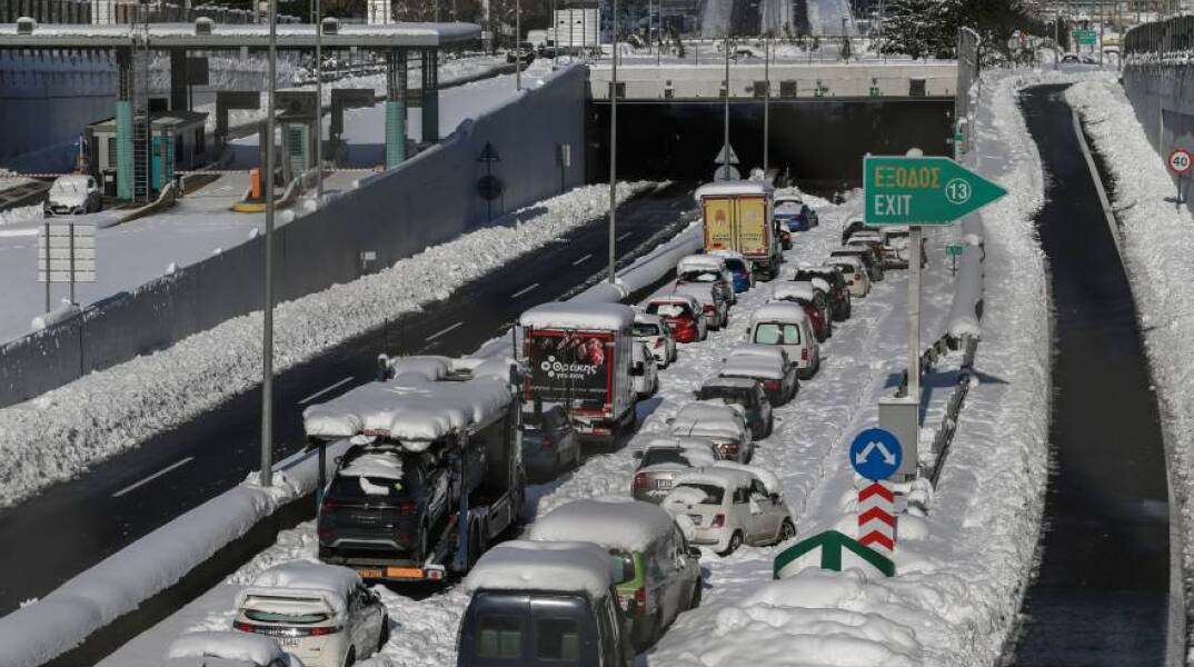 Εγκλωβισμένα αυτοκίνητα στην Αττική Οδό, στην έξοδο για την Δουκίσσης Πλακεντίας, από την ισχυρή χιονόπτωση που προκάλεσε η κακοκαιρία "Ελπίς". 