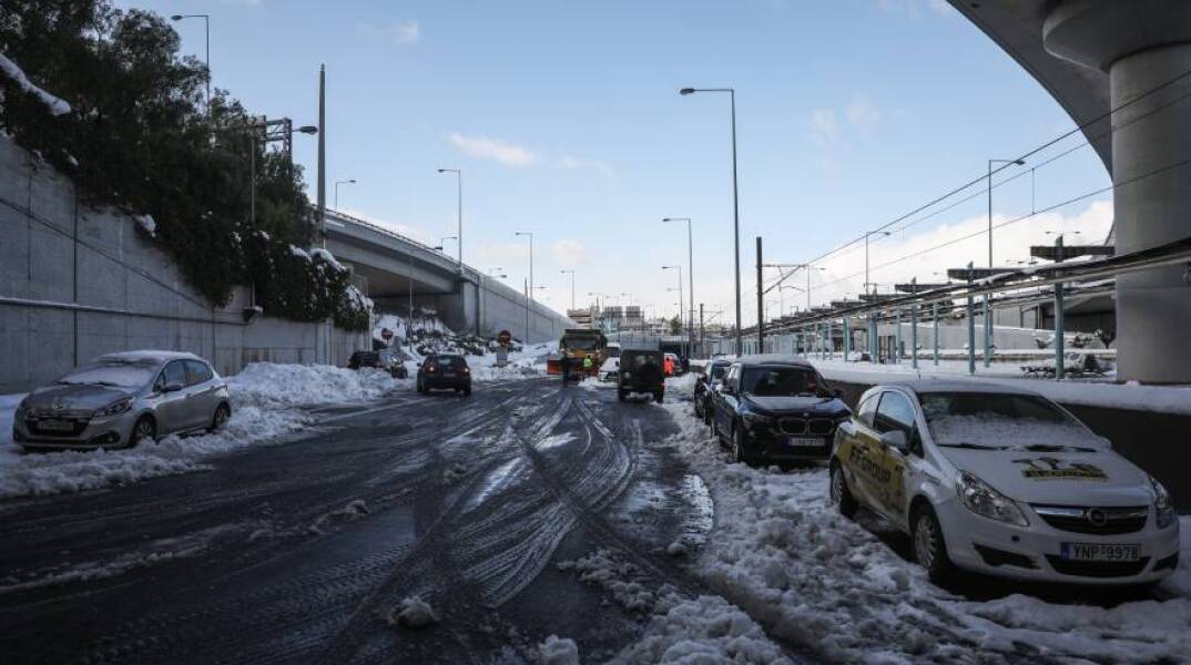 Εγκλωβισμένα αυτοκίνητα στην Αττική Οδό, στην έξοδο για την Δουκίσσης Πλακεντίας από την ισχυρή χιονόπτωση που προκάλεσε η κακοκαιρία "Ελπίς" 