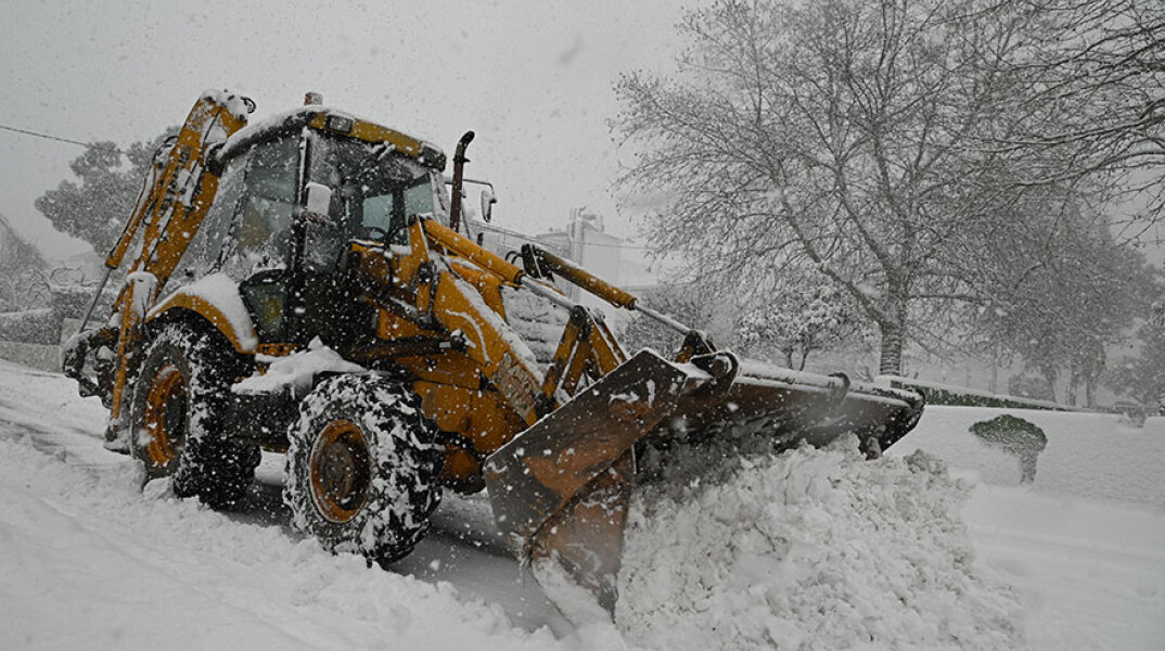 Εκσκαφέας απομακρύνει το χιόνι που έφερε η κακοκαιρία «Ελπίδα»