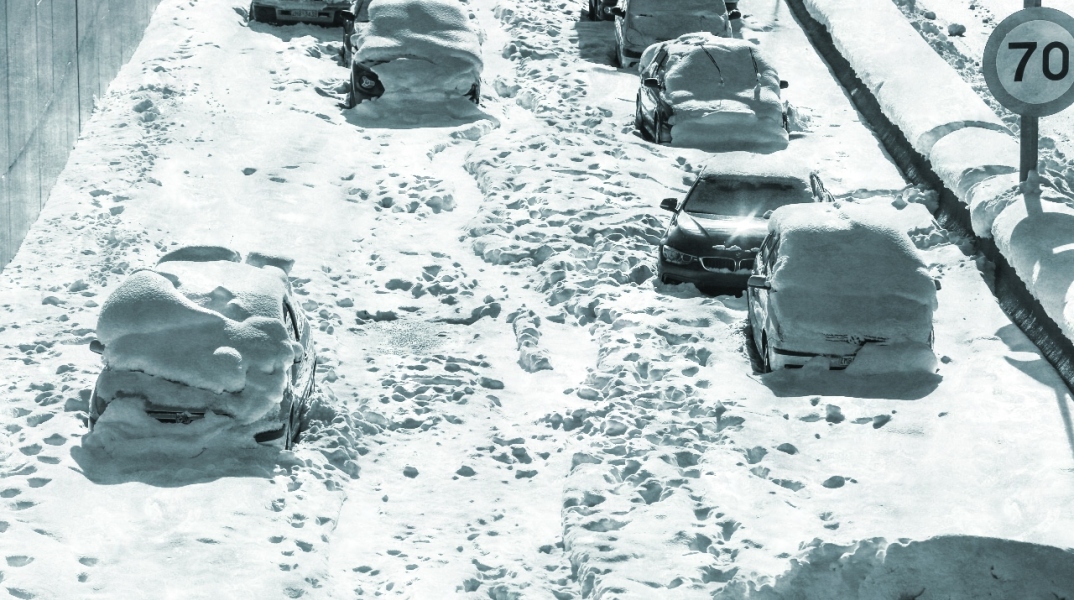 Εγκλωβισμένα αυτοκίνητα στην Αττική Οδό, στην έξοδο για την Δουκίσσης Πλακεντίας, από την ισχυρή χιονόπτωση που προκάλεσε η κακοκαιρία Ελπίς, ΣΩΤΗΡΗΣ ΔΗΜΗΤΡΟΠΟΥΛΟΣ/EUROKINISSI)