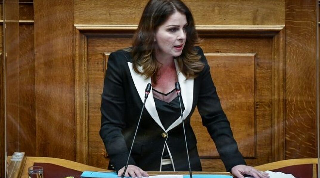 Απίστευτη δήλωση βουλεύτριας της ΝΔ: "Να μοιράσουν πρόστιμα σε οδηγούς στην Αττική Οδό"