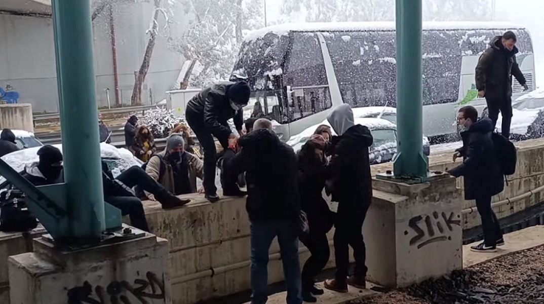 Κόσμος πηδάει στον προαστιακό