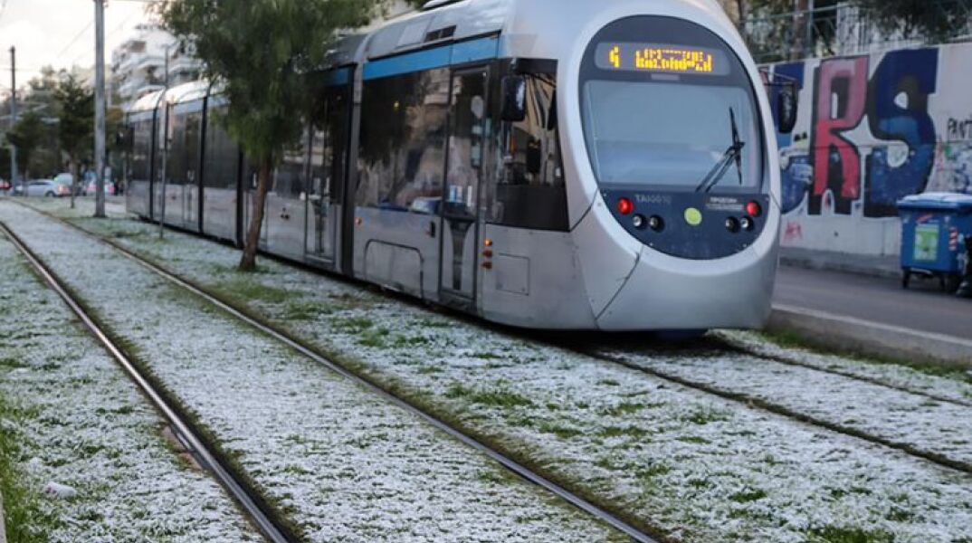 Χιόνια σε γραμμή του Τραμ στην Αθήνα © EUROKINISSI/ΓΙΑΝΝΗΣ ΠΑΝΑΓΟΠΟΥΛΟΣ 