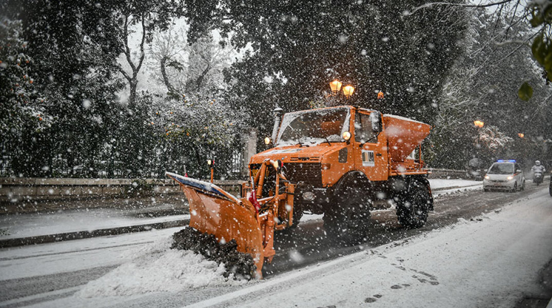 Κακοκαιρία «Ελπίδα»: Εκχιονιστικό απομακρύνει χιόνια από δρόμο στην Αθήνα