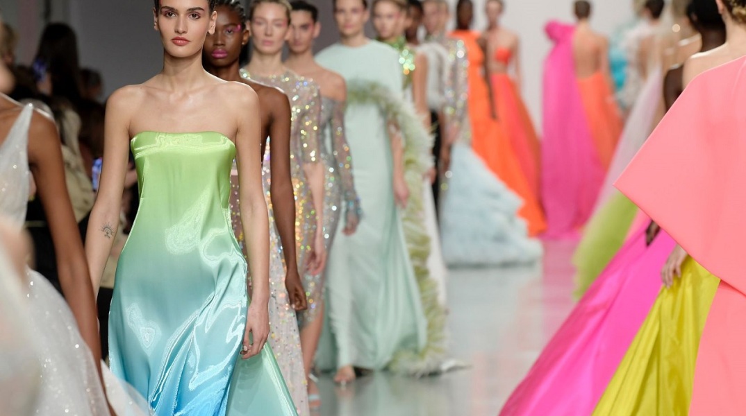 Μοντέλα με χρωματιστά ρούχα στην επίδειξη μόδας της Σίλιας Κριθαριώτη στο Παρίσι για τη σεζόν SS22