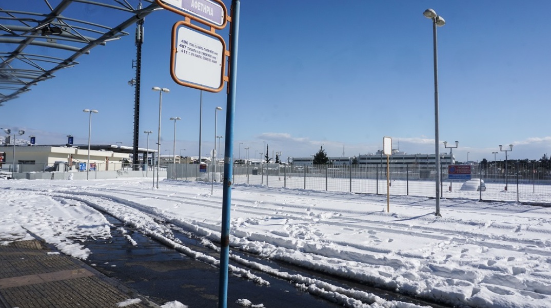 ΚΑΚΟΚΑΙΡΙΑ "ΕΛΠΙΣ" / ΣΥΝΕΧΙΖΕΤΑΙ ΓΙΑ ΔΕΥΤΕΡΗ ΗΜΕΡΑ Η ΕΠΙΧΕΙΡΗΣΗ ΑΠΕΓΚΛΩΒΙΣΜΟΥ ΑΥΤΟΚΙΝΗΤΩΝ ΣΤΗΝ ΑΤΤΙΚΗ ΟΔΟ (ΓΙΩΡΓΟΣ ΚΟΝΤΑΡΙΝΗΣ/EUROKINISSI)