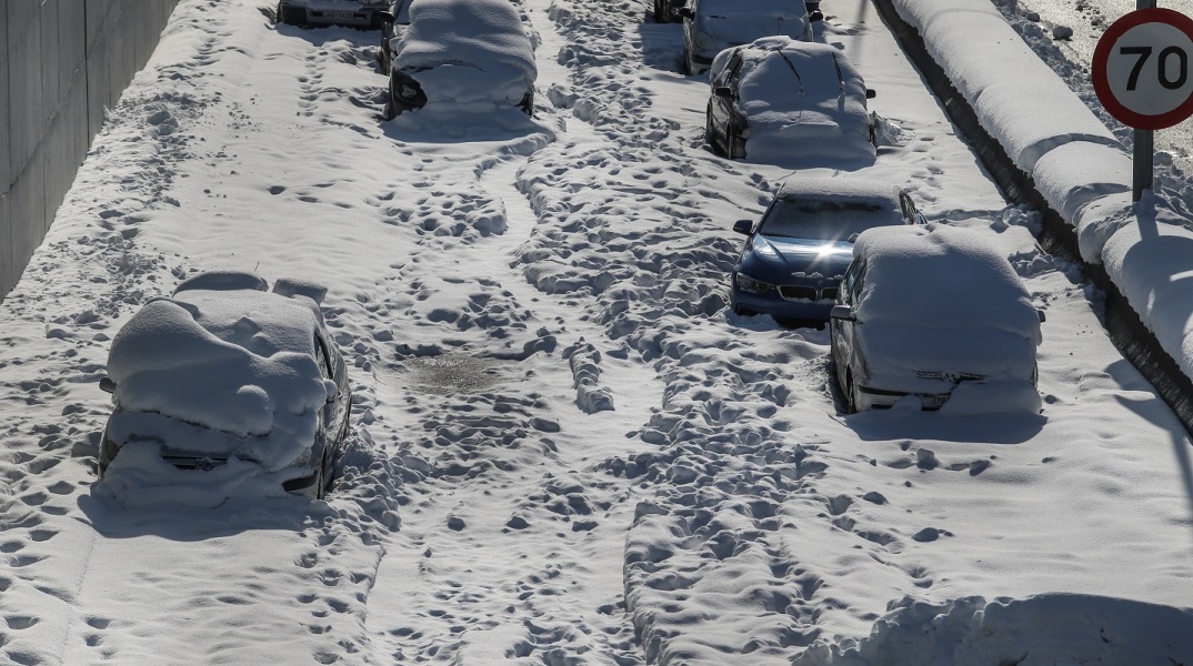 Εγκλωβισμένα αυτοκίνητα στην Αττική Οδό, στην έξοδο για την Δουκίσσης Πλακεντίας, από την ισχυρή χιονόπτωση που προκάλεσε η κακοκαιρία Ελπίδα
