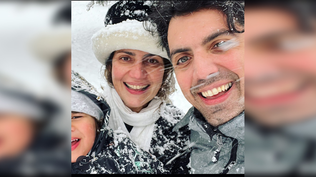 Ο Δημήτρης Παπαδόπουλος με τη σύζυγό του και το παιδί τους στα χιόνια