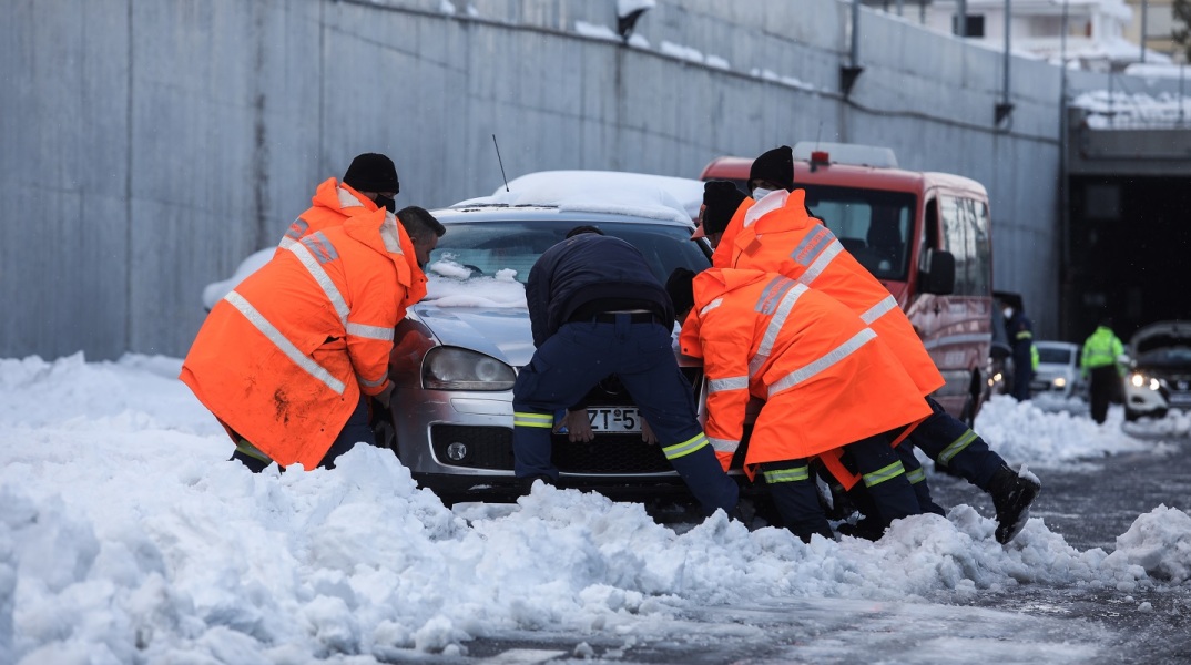 Εγκλωβισμένα αυτοκίνητα στην Αττική Οδό, στην έξοδο για την Δουκίσσης Πλακεντίας, από την ισχυρή χιονόπτωση που προκάλεσε η κακοκαιρία Ελπίδα