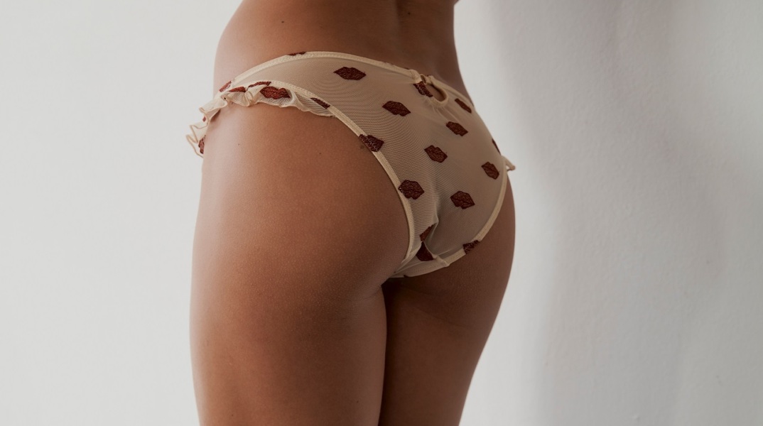 Γυναικεία οπίσθια με διάφανο εσώρουχο με καρδούλες