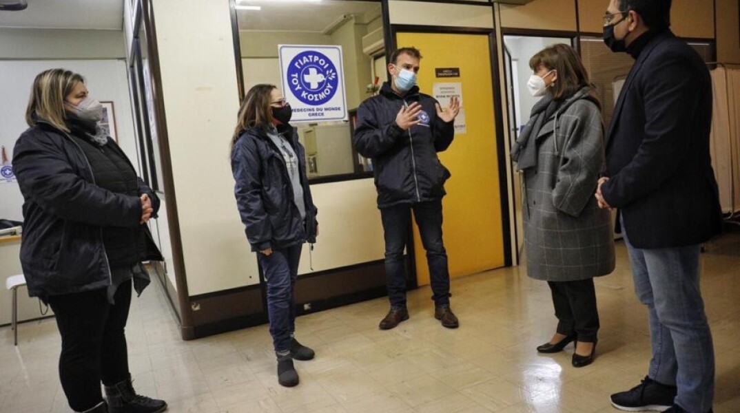 Το Υπνωτήριο Αστέγων των Γιατρών του Κόσμου στον Δήμο Αθηναίων επισκέφθηκε η Πρόεδρος της Δημοκρατίας, Κατερίνα Σακελλαροπούλου.