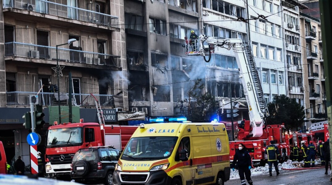 ΣΗΜΑΝΤΙΚΕΣ ΖΗΜΙΕΣ ΣΤΟ ΚΕΝΤΡΙΚΟ ΚΤΗΡΙΟ ΤΗΣ ΠΕΡΙΦΕΡΕΙΑΣ ΑΤΤΙΚΗΣ ΣΤΗΝ ΛΕΩΦ. ΣΥΓΓΡΟΥ ΑΠΟ ΤΗΝ ΙΣΧΥΡΗ ΕΚΡΗΞΗ ΣΕ ΓΕΙΤΟΝΙΚΟ ΚΤΗΡΙΟ (ΓΡΑΦΕΙΟ ΤΥΠΟΥ ΠΕΡΙΦΕΡΕΙΑΣ ΑΤΤΙΚΗΣ/EUROKINISSI)