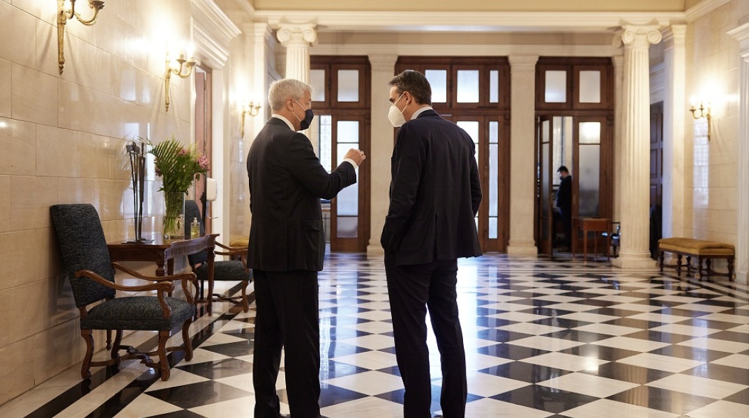 ΣΥΝΑΝΤΗΣΗ ΤΟΥ ΠΡΩΘΥΠΟΥΡΓΟΥ ΚΥΡ. ΜΗΤΣΟΤΑΚΗ ΜΕ ΤΟΝ ΔΙΕΥΘΥΝΟΝΤΑ ΣΥΜΒΟΥΛΟ ΚΑΙ ΠΡΟΕΔΡΟ ΤΟΥ ΔΣ ΤΗΣ JPMORGAN CHASE J. DIMON (ΔΗΜΗΤΡΗΣ ΠΑΠΑΜΗΤΣΟΣ/ΓΡΑΦΕΙΟ ΤΥΠΟΥ ΠΡΩΘΥΠΟΥΡΓΟΥ/EUROKINISSI)