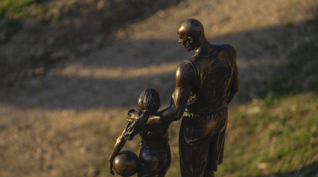 ΗΠΑ: Άγαλμα του Κόμπι Μπράιαντ και της κόρης του στο σημείο όπου έχασαν τη ζωή τους