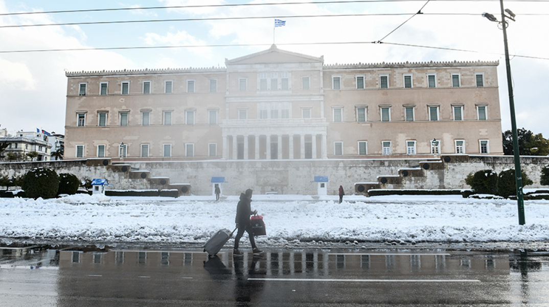 Κακοκαιρία «Ελπίδα»: Χιόνια στο κέντρο της Αθήνας