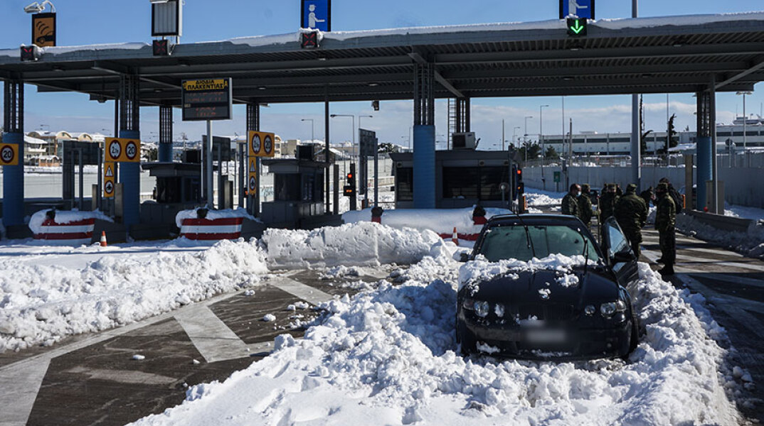 Αυτοκίνητο στα χιόνια μπροστα σε διόδια στην Αττική Οδό