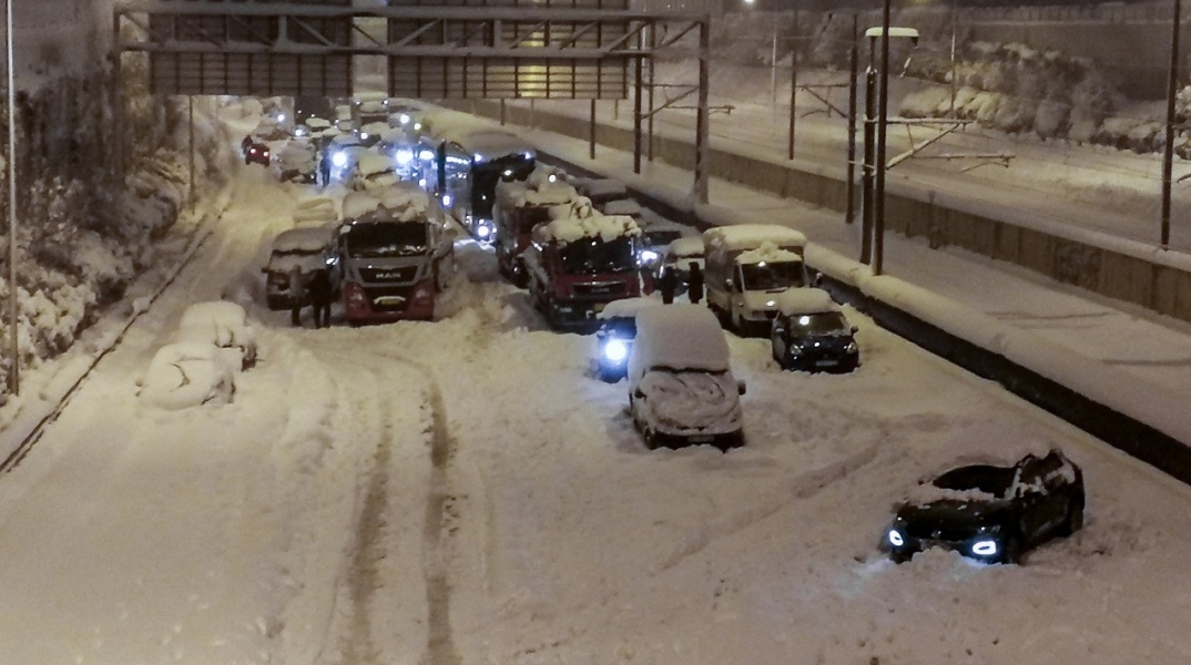 Εγκλωβισμένα αυτοκίνητα στην Αττική Οδό από την ισχυρή χιονόπτωση που προκάλεσε η κακοκαιρία Ελπίδα
