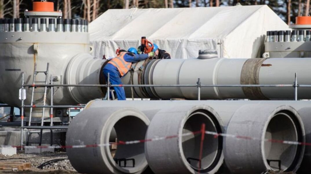 Εργασίες στον Nord Stream 2, τον αγωγό που μεταφέρει φυσικό αέριο από τη Ρωσία στη Γερμανία © EPA/Clemens Bilan   «Πηγή: https://www.athensvoice.gr/world/735747-nord-stream-2-i-germania-anesteile-tin-pistopoiisi-toy-agogoy»