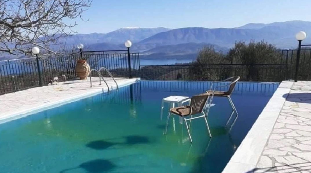 Πάγωσε το νερό της πισίνας και την μετέτρεψαν σε τραπεζαρία