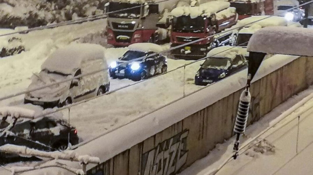 Οχήματα στην Αττική Οδό θαμμένα στο χιόνι
