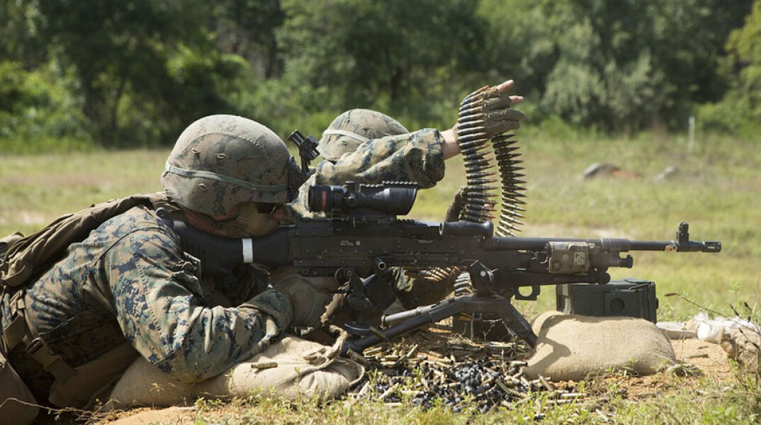 Αμερικανοί στρατιώτες σε βολή κατά τη διάρκεια στρατιωτικής άσκησης