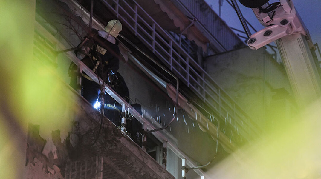 Φωτιά σε διαμέρισμα στο Κολωνάκι - Πυροσβέστες έχουν προσεγγίσει το μπαλκόνι