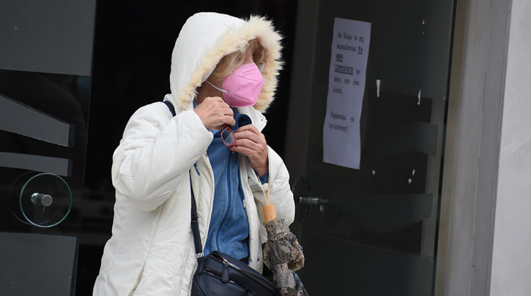 Γυναίκα με μάσκα για κορωνοϊό έχει μόλις κάνει δωρεάν rapid test