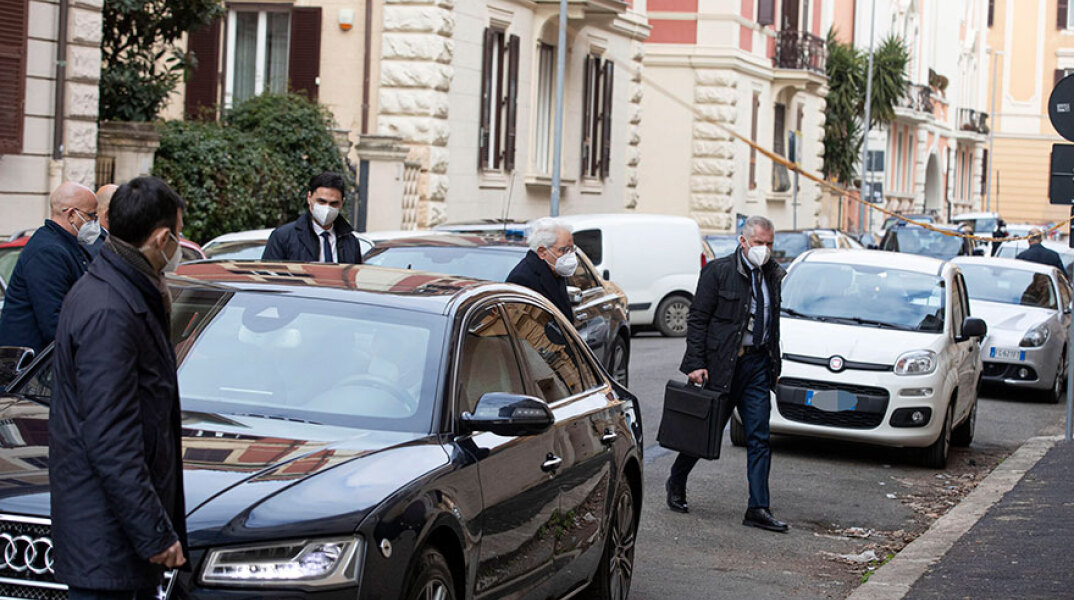 Ο Σέρτζιο Ματαρέλα έξω από το σπίτι του στη Ρώμη