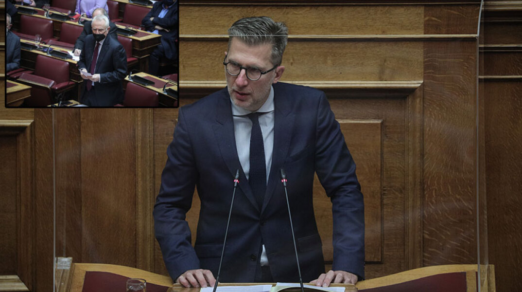 Ο υπουργός Επικρατείας Άκης Σκέρτσος (Ένθετη, ο βουλευτής ΣΥΡΙΖΑ Γιάννης Ραγκούδης)