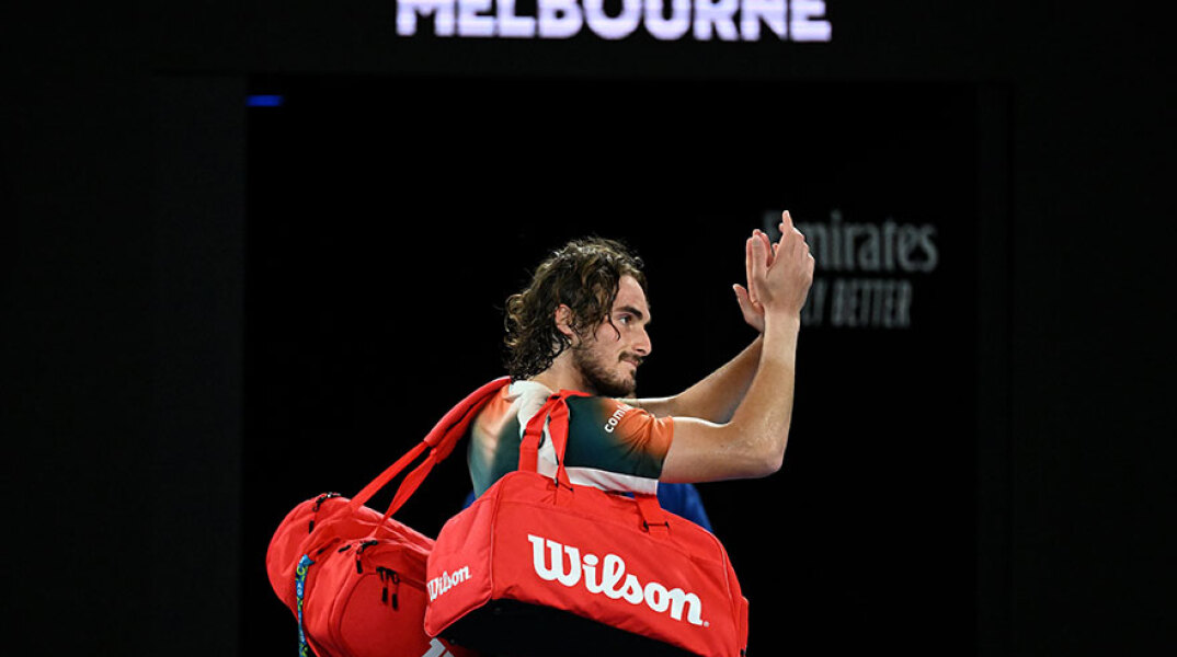 Ο Στέφανος Τσιτσιπάς έχει χάσει από τον Ντανιίλ Μεντβέντεφ στο Australian Open και αποχωρεί