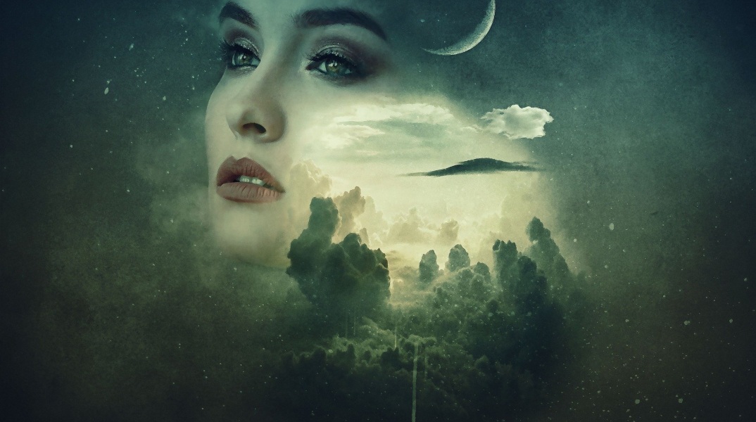 Εικόνα που δείχνει γυναικείο πρόσωπο σε δάσος και φεγγάρι