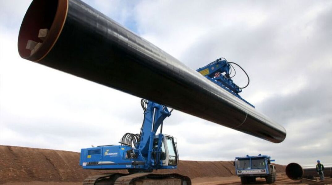 Nord Stream 2 - Μπουλντόζες μεταφέρουν σωλήνες για τον ρωσικό αγωγό στη Βαλτική Θάλασσα που θα μεταφέρει αέριο στη Δυτική Ευρώπη © EPA   