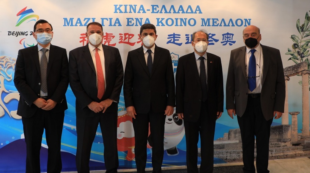 Ο Προέδρος του ΟΛΠ,  Yu Zenggang, Ο Προέδρος της Ελληνικής Ολυμπιακής Επιτροπής, Σπύρος Καπράλος, ο υφυπουργός Αθλητισμού, Λευτέρης Αυγενάκης, ο Πρέσβης της Κίνας, Σιάο Τζουντσένγκ, και ο Γενικός Γραμματέας της ΕΟΕ, Μανώλης Κολυμπάδης