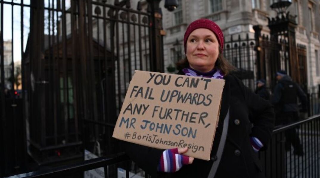 Πολίτης διαμαρτύρεται στην Ντάουνινγκ Στριτ © EPA  