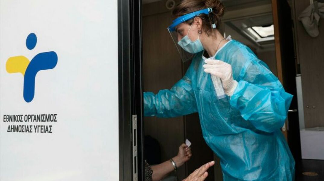 Υγειονομικός του ΕΟΔΥ διενεργεί δωρεάν rapid test για κορωνοϊό
