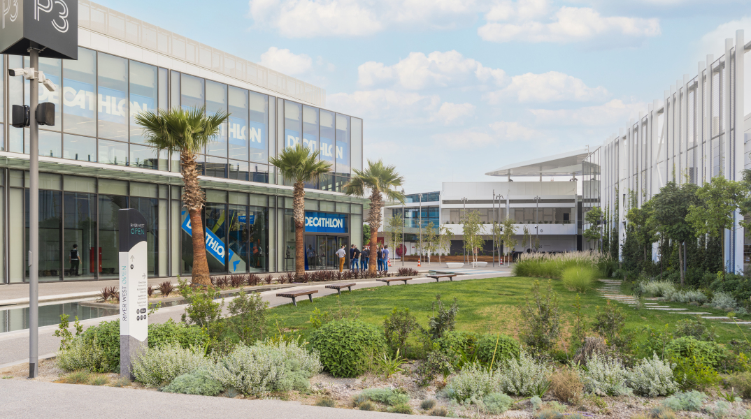 Ο εξωτερικός χώρος του εμπορικού River West