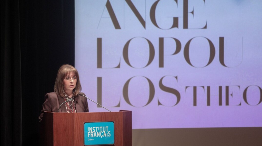 Η ΠτΔ ΚΑΤΕΡΙΝΑ ΣΑΚΕΛΛΑΡΟΠΟΥΛΟΥ ΣΤΗΝ ΕΚΔΗΛΩΣΗ ΓΙΑ ΤΗΝ ΕΠΕΤΕΙΟ ΤΩΝ 10 ΧΡΟΝΩΝ ΑΠΟ ΤΟΝ ΘΑΝΑΤΟ ΤΟΥ ΣΚΗΝΟΘΕΤΗ ΘΟΔΩΡΟΥ ΑΓΓΕΛΟΠΟΥΛΟΥ