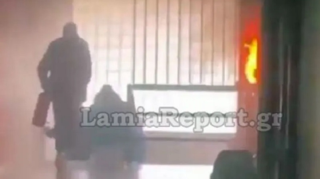 Έβαλαν φωτιά στο διάδρομο σχολείου στην Αταλάντη