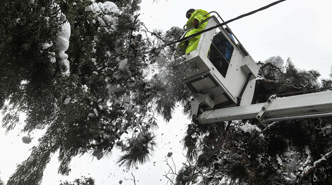 Συνεργεία του ΔΕΔΔΗΕ 