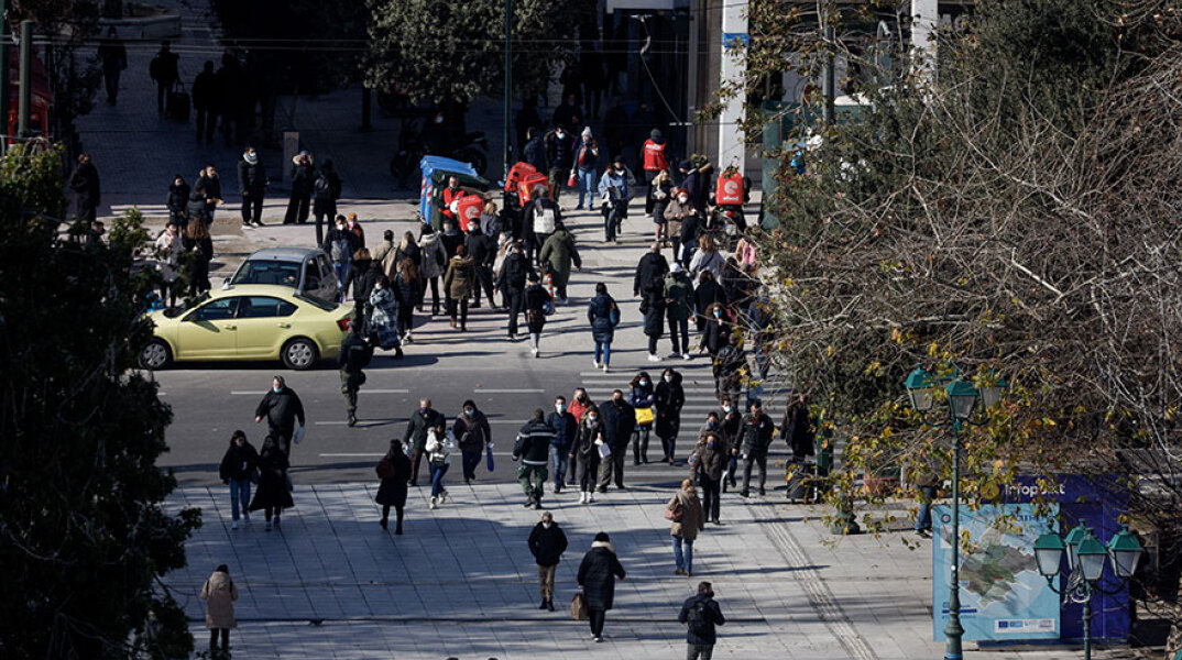 Κόσμος στην πλατεία Συντάγματος στην Αθήνα