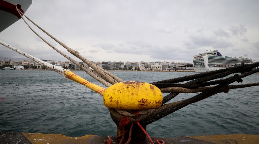 Δεμένα πλοία στο λιμάνι του Πειραιά (φωτο αρχείου) - Απαγορευτικό απόπλου λόγω των ισχυρών ανέμων
