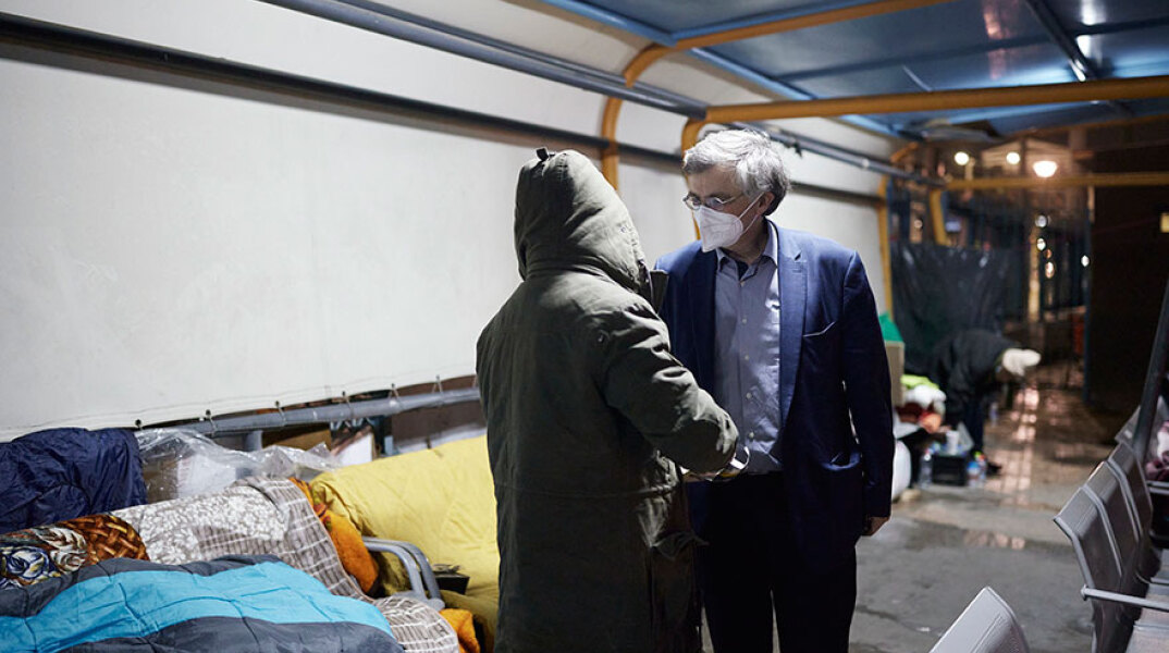 Ο Σωτήρης Τσιόδρας συνομιλεί με άστεγο στον Πειραιά