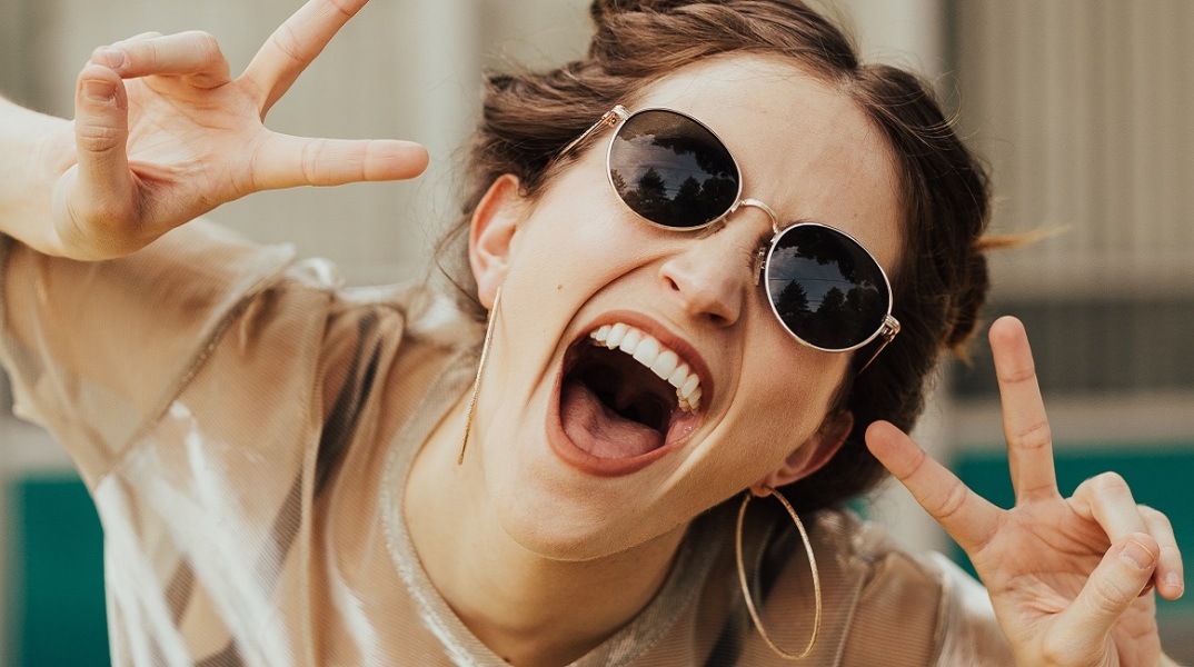 Ένα χαρούμενο κορίτσι. 