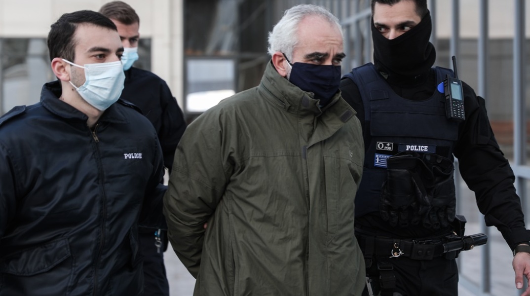 Ο ψευτογιατρός κατά τη μεταφορά του στο δικαστήριο