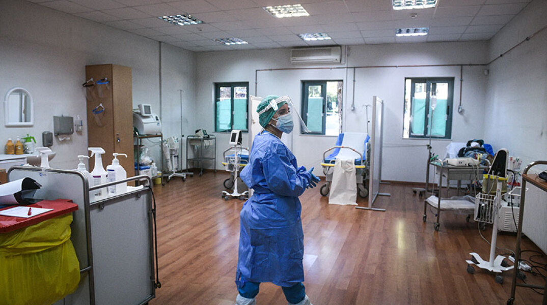 Υγειονομικός σε νοσοκομείο με μάσκα και προστατευτικό εξοπλισμό για κορωνοϊό