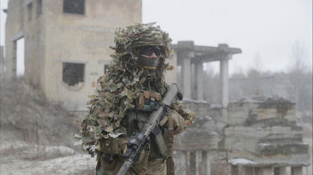 Ουκρανός στρατιώτης σε στρατιωτική άσκηση κοντά στο Κίεβο