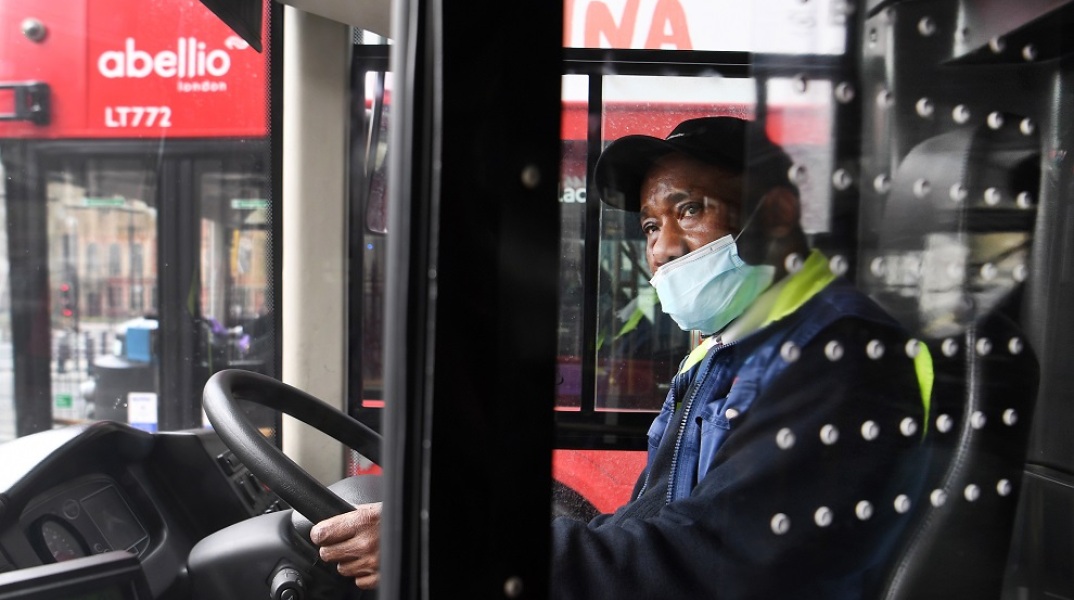 Λονδίνο: Συμπλοκή νεαρών σε λεωφορείο με ματσέτα και σιδηρόβεργα (video)