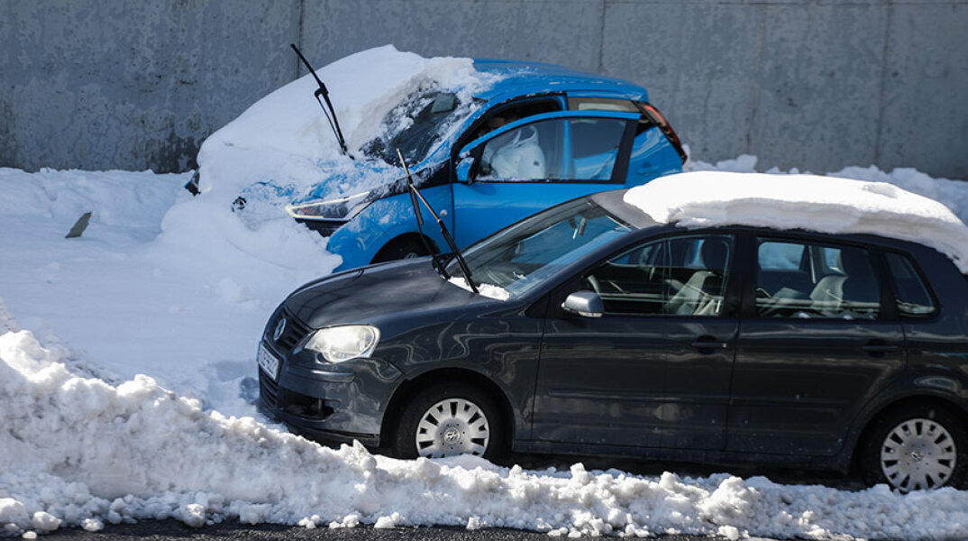 Αυτοκίνητα μέσα στα χιόνια στην Αττική Οδό